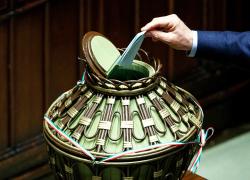 Quirinale, sesta votazione conclusa con sesta fumata nera. Molti voti per Mattarella, il Pd: "Tenere conto"