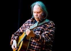 Neil Young via da Spotify, la scelta per protesta contro un podcast no vax