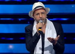 Checco Zalone a Sanremo 2022 canta "pandemia ora che vai via". VIDEO