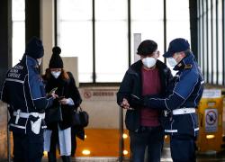 Mascherine all'aperto, dall'11 febbraio stop all'obbligo in tutte le zone: oggi l'ordinanza di Speranza