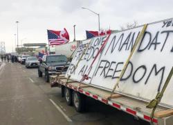 Proteste in Canada, i camionisti bloccano la frontiera sull'Ambassador Bridge: possibili ricadute sull'economia