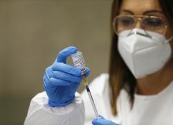 Covid, i vaccini bloccano tutte le varianti per sei mesi: lo rivela studio italo-americano