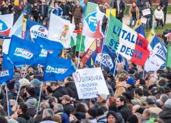 Covid, manifestazione di protesta al Circo Massimo di Roma contro l'obbligo vaccinale: "È fascista"