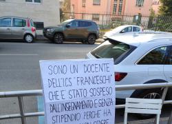 Milano, professore sospeso perché senza green pass fa lo sciopero della fame davanti a scuola