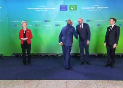 Ue, il ministro ugandese Jeje Odongo ignora la presidente Von der Leyen: il VIDEO del nuovo Sofagate
