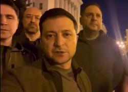 Ucraina, Zelensky riappare in un VIDEO a Kiev: "Siamo qui, stiamo difendendo il paese"