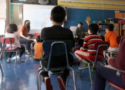 Covid, New York annuncia la fine dell'obbligo di mascherina a scuola e del pass vaccinale al chiuso