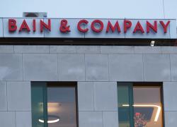 Anche le società di consulenza scappano dalla Russia: Bain prepara l'addio, Accenture, McKinsey e BCG sospendono le attività