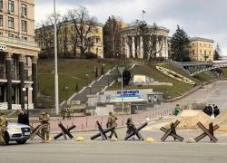 Ucraina, bombardamenti su Kiev: interrotta l'evacuazione di Mariupol