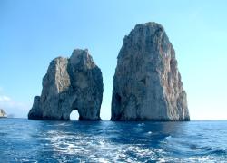 Capri rimasta senz'acqua da 2 giorni, il sindaco blocca gli arrivi di turisti, guasto della condotta idrica che rifornisce l'isola