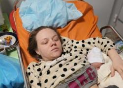Ucraina, la blogger Marianna Podgurskaya ha partorito: era stata fotografata fuori dall'ospedale pediatrico di Mariupol