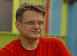 Chi &egrave; Aristide Malnati: la sua malattia neurologica, et&agrave;, fidanzata, mamma, la Pupa e il Secchione, programmi