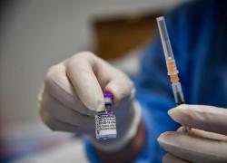 Quarta dose vaccino, l'indiscrezione su Pfizer: "Chiederà l'autorizzazione per gli over 65"