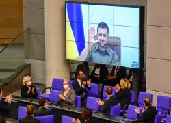 Zelensky parla al Bundestag: "A ogni bomba si alza un muro tra Europa e Ucraina"