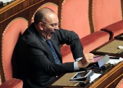 Guerra Ucraina, il big Petrocelli vota no al decreto di Draghi. Pronta l'espulsione dal M5s