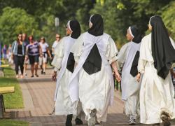 Vaccino, suore di clausura lo rifiutano: il convento di Santa Caterina di Perugia chiude
