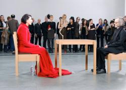 Marina Abramović, la celebre performance 'The Artist Is Present' replicata per l'Ucraina