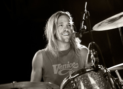 Taylor Hawkins morto a 50 anni: addio al batterista dei Foo Fighters