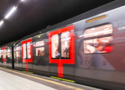 Suicidio nella metro M1 a Milano alla fermata di Gambara, uomo si getta sui binari: bloccata la linea rossa 