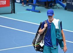 15 tennisti vaccinati lasciano gli Open di Miami: colpiti da condizioni "inspiegabili"