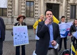 Cannabis, consigliere Pd fuma marijuana davanti a Palazzo Marino: VIDEO