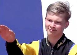 Pilota russo 15enne licenziato dopo il saluto romano: Aci gli ritira anche la licenza sportiva