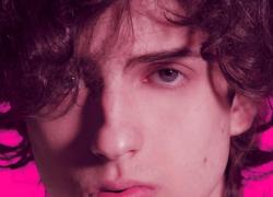Chi è Sangiovanni: da Amici a Sanremo, capelli, fidanzata Giulia Stabile e canzoni