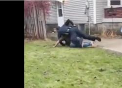 Usa, poliziotto uccide afroamericano dopo averlo bloccato al suolo: il VIDEO choc