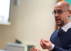 “Sviluppare una cultura della dell’intelligence nello spionaggio aziendale, che rappresenta un’emergenza nazionale”.