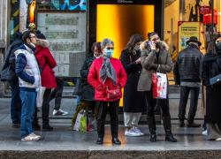 Mascherina al chiuso, regole dal 1 maggio: si va verso lo stop ma con eccezioni