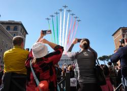 Romano di Lombardia, “Bella Ciao” vietata al corteo del 25 aprile, leghista Patelli: “Rispettiamo lutto per il Papa, consentiti solo Silenzio e Attenti”