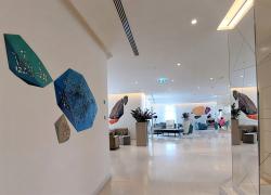 
Biennale Arte, al JW Marriott Venice Resort & Spa l'acqua diventa lo scenario perfetto per un racconto rarefatto di un gigantesco specchio liquido su cui sorge Venezia
