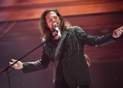 Chi &egrave; Enrico Nigiotti, la canzone a Sanremo 2026, la vita privata, l'amore per la compagna e i figli, i brani pi&ugrave; famosi