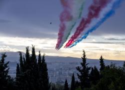 25 aprile, frecce tricolori tagliano in due i cieli di Roma: VIDEO
