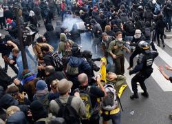 Francia, Macron pronto a decretare stato d'emergenza: coprifuoco, chiusura luoghi pubblici e limitazione spostamenti. L'ultimo con il Bataclan nel 2015