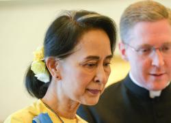 Myanmar, Aung San Suu Kyi condannata a 5 anni per corruzione