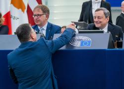 Mario Draghi insignito del premio Dinstingued Leadership Award. Il premier e la Nato sempre più vicini