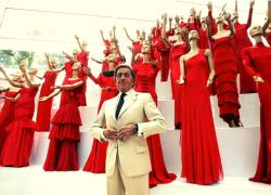 Valentino compie 90 anni, buon compleanno al re della moda