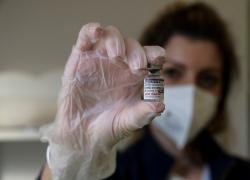 Vaccino Pfizer efficace solo al 12%? L'azienda replica in modo vago: "Interpretazione dei dati errata e fuori contesto"