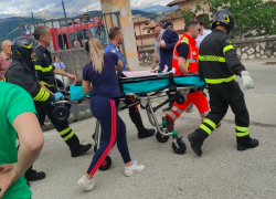 Aquila, auto sfonda recinzione dell'asilo: morto un bambino, altri quattro feriti