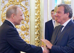Schröder - Putin, l'ex cancelliere tedesco punito per il suo rapporto col Cremlino