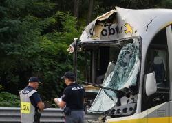 La Spezia, malore improvviso per il conducente di un bus che finisce fuori strada