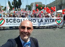 Aborto, Pro Life sfila a Roma per dire 'Scegliamo la vita'. Pillon: "Non siamo contro nessuno, ma per la vita di tutti"
