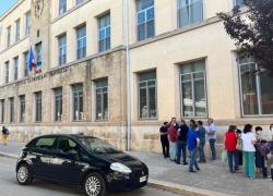 Bari, un bidello ferisce la collega a martellate dopo un litigio: l'uomo si è poi ucciso