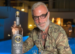 Gianluca Vacchi accusato dalla colf: "Costretta a ballare a tempo per i suoi TikTok"