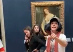 Chi ha lanciato la torta alla Gioconda e perchè l'ha fatto