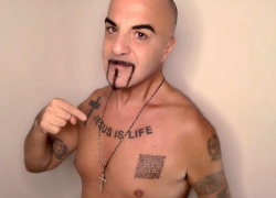 Festa della Repubblica, Dj Aniceto si fa tatuare il qr code del green pass: giusta colonna sonora per questo Paese