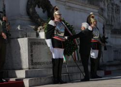 2 giugno, Mattarella all'Altare della Patria: "Insieme per la pace"