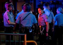 Usa, sparatoria in strada a Filadelfia: 3 morti e 11 feriti,  diversi aggressori nel mirino 