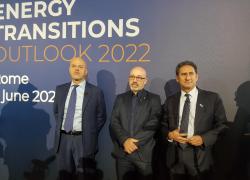 Eni e IRENA, WETO 2022 per la transizione energetica. Descalzi: "Non solo un Outlook, ma un piano di sicurezza energetica"